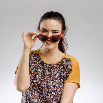 Portrait of a cute brunnet woman wearing sunglasses