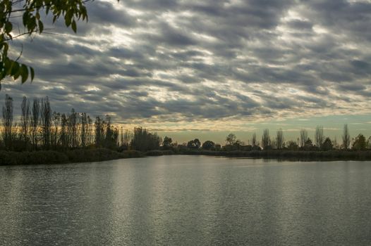 Magnificent sunset with cloudy sky and lake view: a natural spectacle that gives unique colors and emotions.