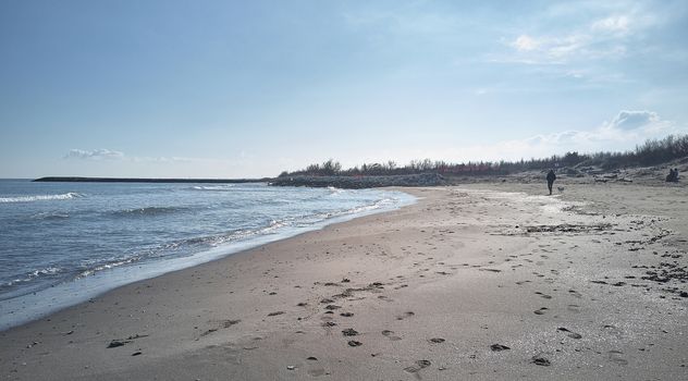 Walking in the winter sea: live moments immersed in a setting of peace and tranquility