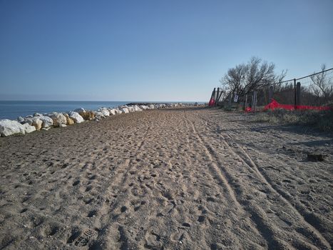 la sabbia e gli scogli; il camminamento per arrivare alla spiaggia: il luogo ideale dove fare passeggiate solitarie in mezzo alla tranquillità e alla natura. 