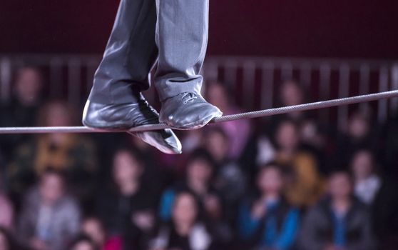 A man walks in a rope in a circus