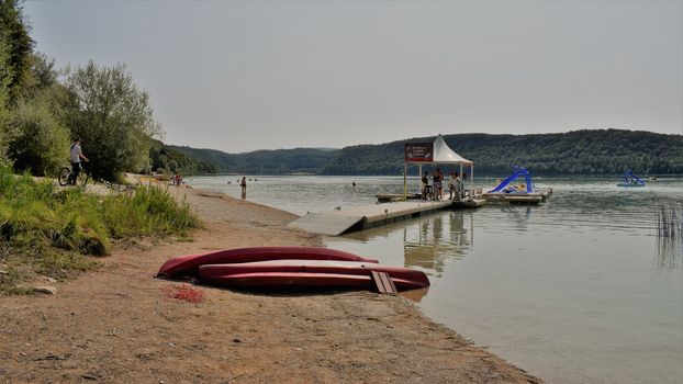 people enjoying watersports on lac du chalain in the Jura France