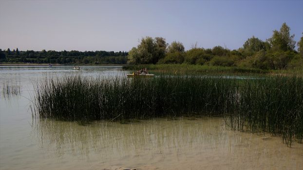 people enjoying watersports on lac du chalain in the Jura France