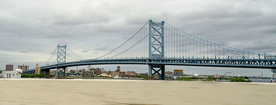 Benjamin Franklin Bridge, a suspension bridge across the Delaware River connecting Philadelphia (Pennsylvania) and Camden (New Jersey), USA