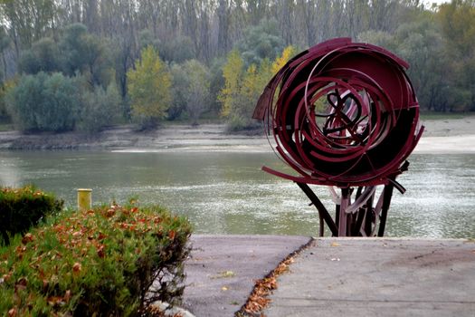 Autumn breaths on the arm of Borcea
The forests on the banks are fantastic.
Come see this fall on your travels