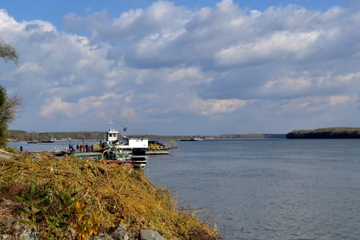 Autumn breaths on the Danube River.
The forests on the banks are fantastic.
Come see this fall on your travels
