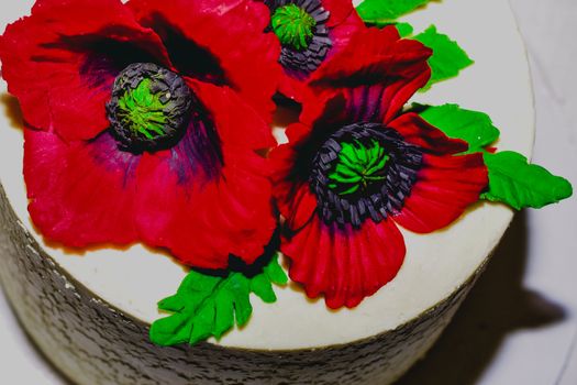 red poppies-white cake decoration