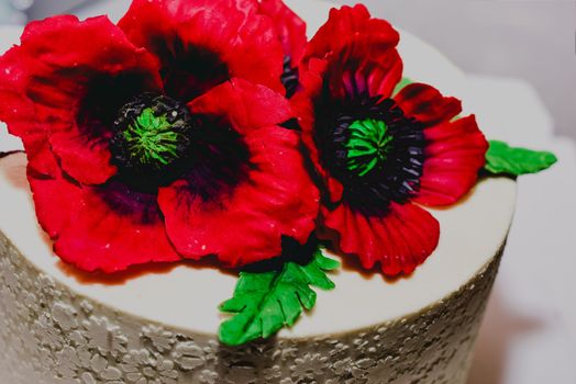 red poppies-white cake decoration