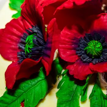 red poppies-white cake decoration