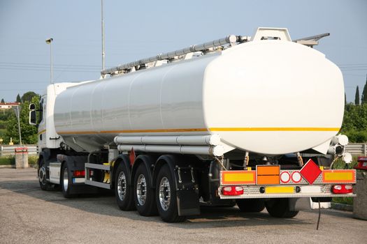 Tanker used for the transport of solvent