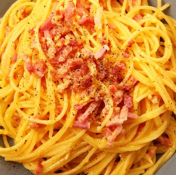 original italian spaghetti with carbonara sauce