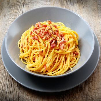 original italian spaghetti with carbonara sauce