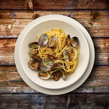 original italian spaghetti with clams