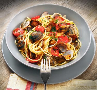 original italian spaghetti with clams