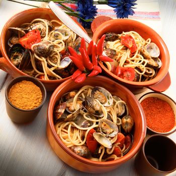 original italian spaghetti with clams