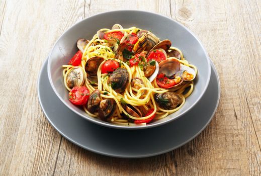 original italian spaghetti with clams