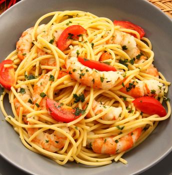 italian spaghetti with prawns and tomato