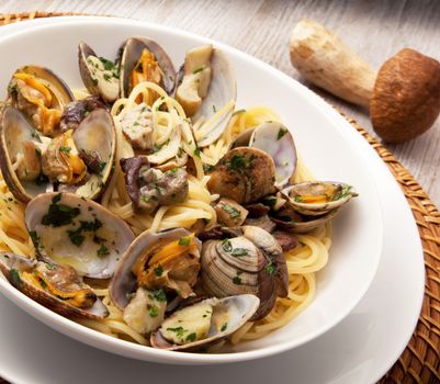 italian spaghetti with clams and mushroom