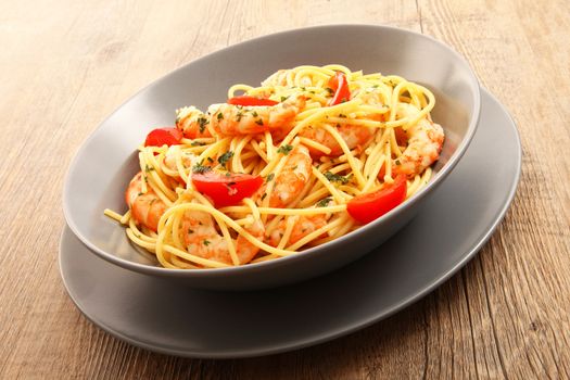 italian spaghetti with prawns and tomato