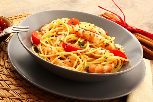 italian spaghetti with prawns and tomato