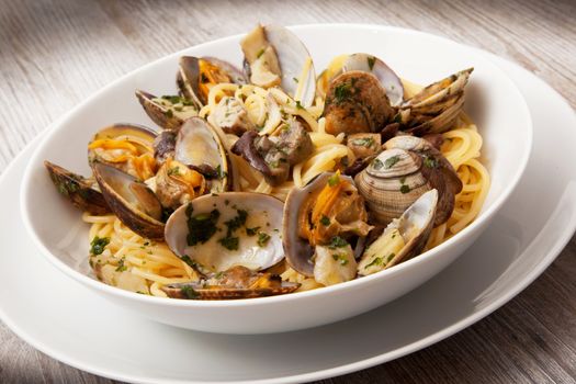 italian spaghetti with clams and mushroom