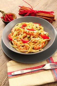 italian spaghetti with prawns and tomato