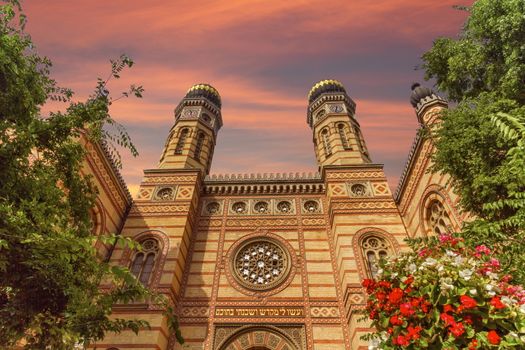 Dohany street synagogue, the great synagogue or tabakgasse synagogue by day, Budapest, Hungary