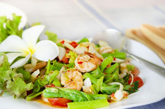 Spicy salad with shrimp and fresh vegetables