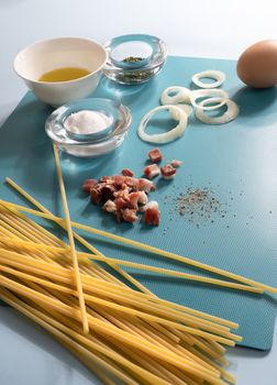 ingredients for the preparation of spaghetti carbonara