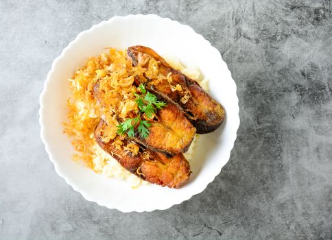 Deep fried sliced Pangasius fish with garlic, served with brown rice.