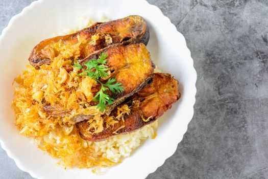 Deep fried sliced Pangasius fish with garlic, served with brown rice.