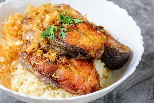 Deep fried sliced Pangasius fish with garlic, served with brown rice.