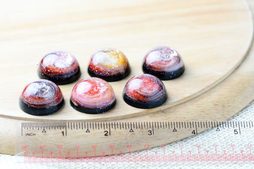 Create galaxy drink coasters using resin, glitter and pigment powders, handmade items. Suitable for keychains, necklace and pendant.
