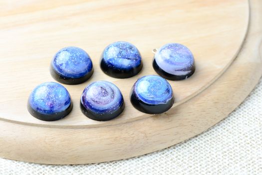 Create galaxy drink coasters using resin, glitter and pigment powders, handmade items. Suitable for keychains, necklace and pendant.
