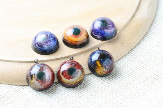 Create galaxy drink coasters using resin, glitter and pigment powders, handmade items. Suitable for keychains, necklace and pendant.
