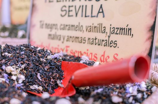 Red shovel in a mixture of black tea, toffee, vanilla, jasmine and mallow called Sevilla