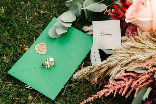 Wedding details flat lay. Wedding invitation. Ring box. Wedding bouquet. Copy space. Mock up. Envelope.