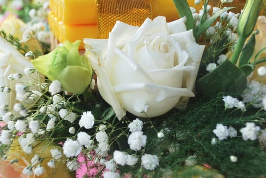 Flower arrangement in the wedding has roses.