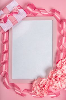 Happy valentines day greetings foto frame with copy space for text flowers and git box, background border flat lay with copy space for text