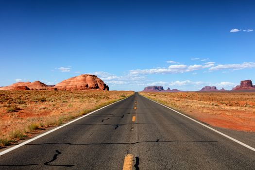 Long highway through Utah to the Grand Canyon 