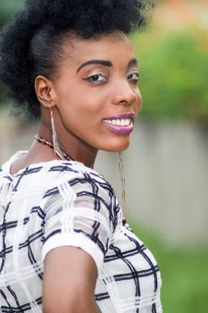 Portrait of a beautiful smiling woman posing to the outdoors.