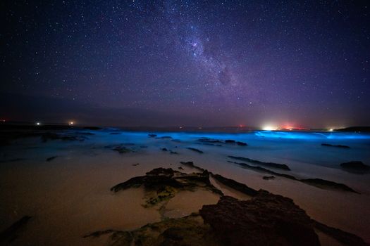 How absolutely magical is it to stand under billions of twinkling stars and to witness the ocean glowing with lumninence and sparkling with millions of large glitter, even the sand was magical to walk on