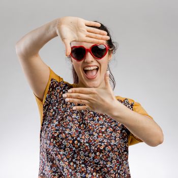 Portrait of a cute brunnet woman wearing sunglasses