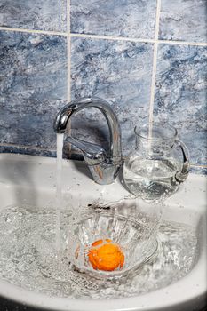 Metal water mixer and porcelain sink