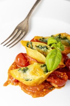 italian conchiglino pasta filled with spinach