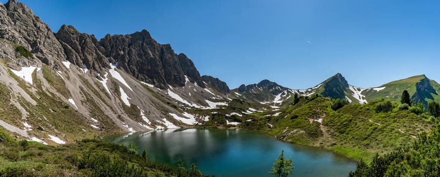 Fantastic hike in the Tannheim Mountains from the summit of Neunerkopfle over Landsberger hut to the beautiful Vilsalpsee.