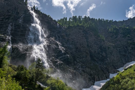 Adventurous hike around Vilsalpsee to the great Bergaicht waterfall in the Tannheimer Tal