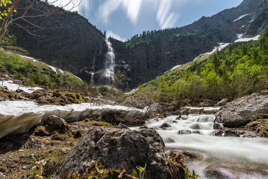 Adventurous hike around Vilsalpsee to the great Bergaicht waterfall in the Tannheimer Tal