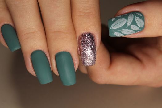 The design of the manicure is green with silver. Beautiful nails