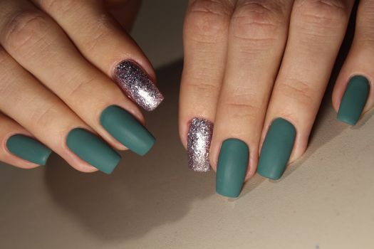 The design of the manicure is green with silver. Beautiful nails
